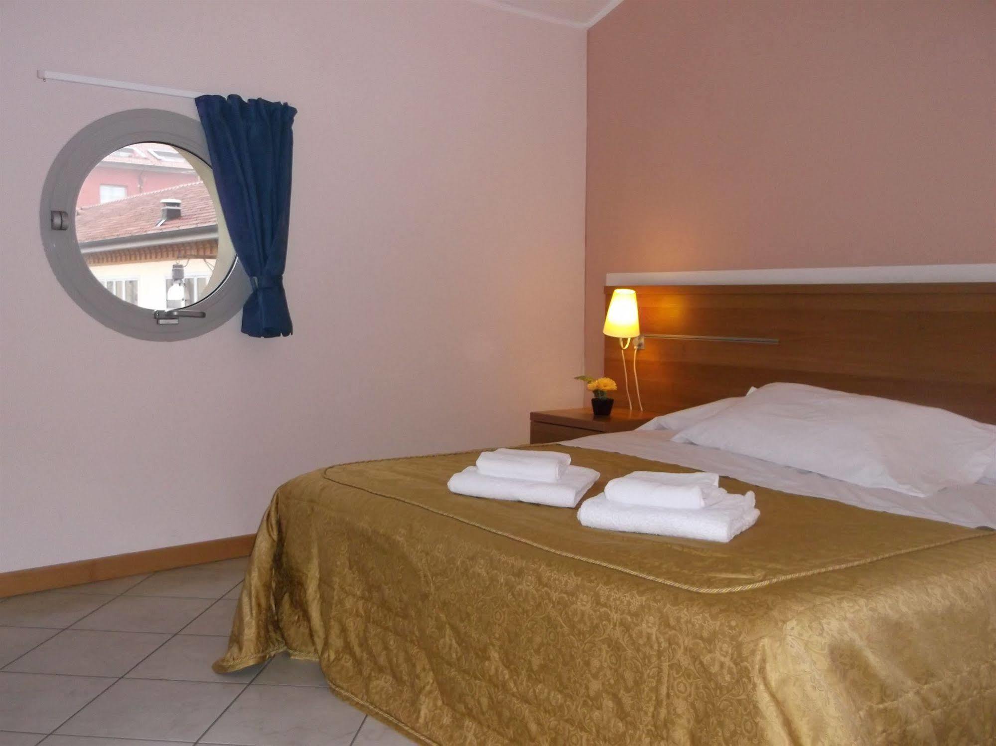 Albergo Meuble Abatjour Мантова Екстериор снимка