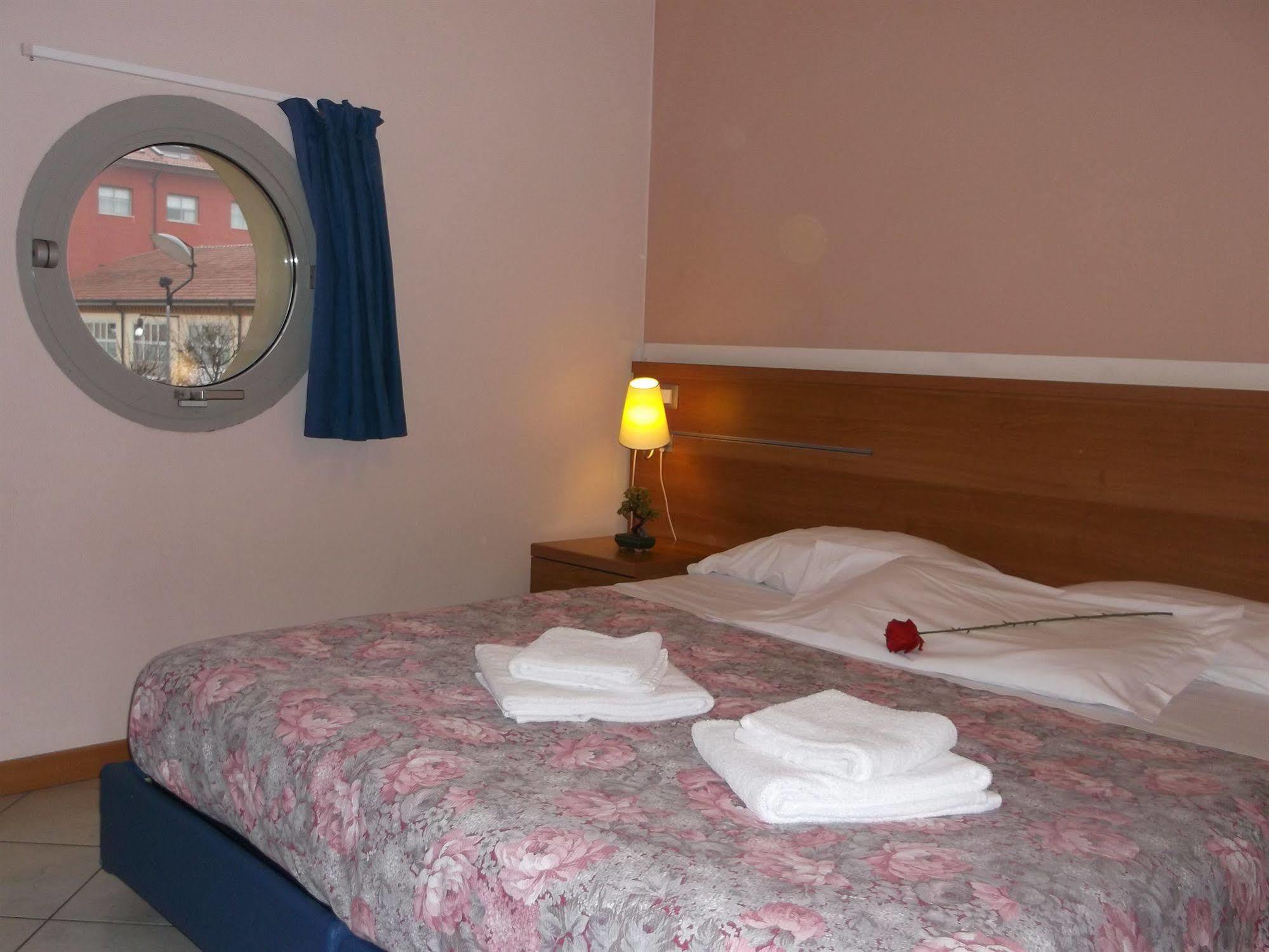 Albergo Meuble Abatjour Мантова Екстериор снимка