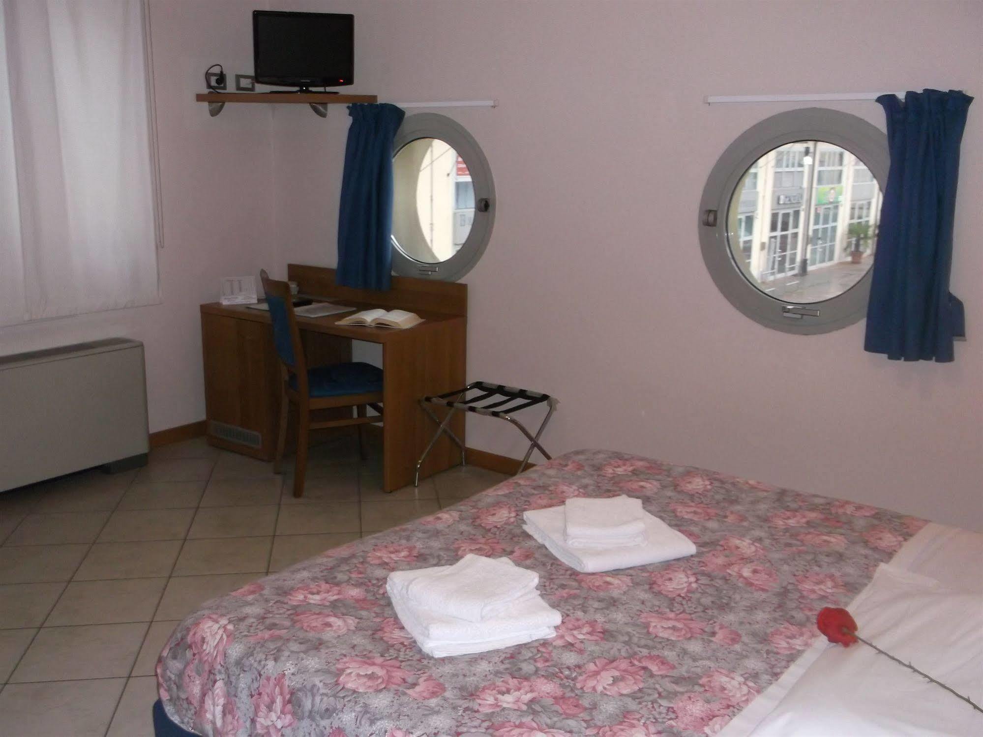 Albergo Meuble Abatjour Мантова Екстериор снимка